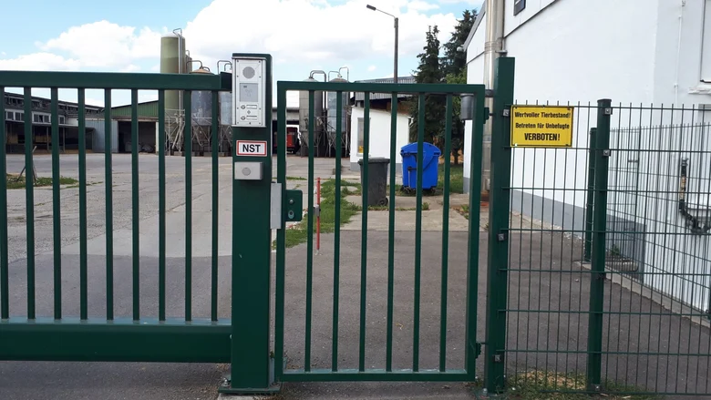 Eingang Stallanlage