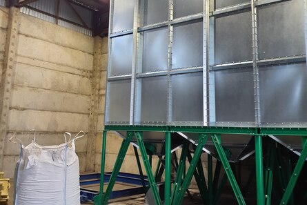 Lagerhalle mit Silo und Big Bag