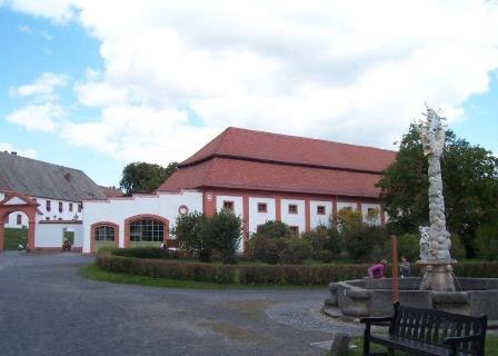 W Domu Celsa Pia, byłej stajni klasztornej, znajduje się dzisiaj jadalnia i sale konferencyjne – zdjęcie: www.ibz-marienthal.de