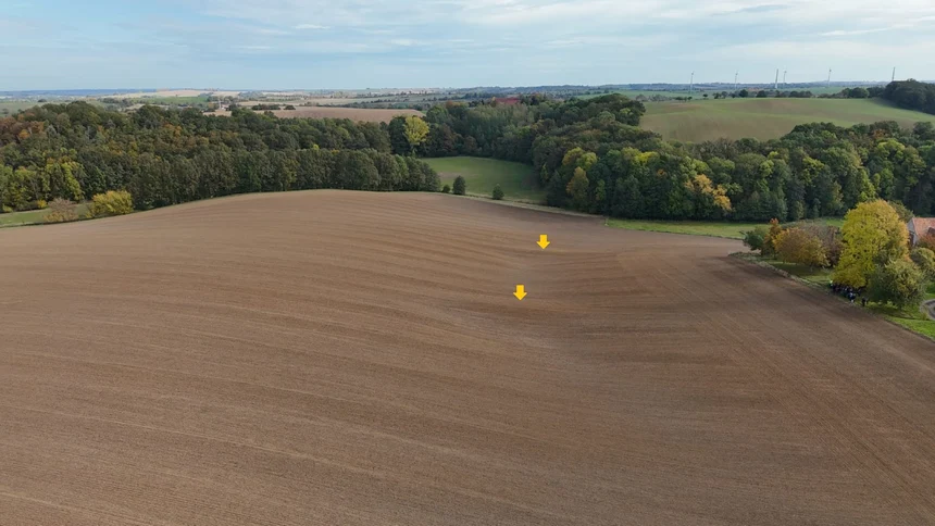 Drohnenbild Ackerfläche mit Verwallungen