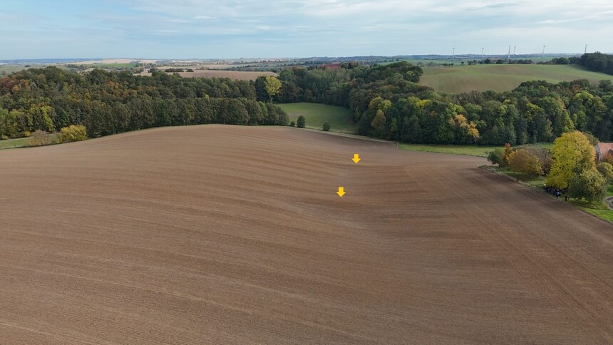 Drohnenbild einer vegetationslosen Ackerfläche mit Verwallungen