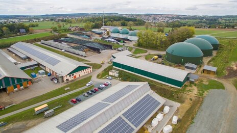 Luftbild Stallgebäude und Biogasanlage