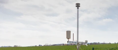 Luftmessstation an einem Feld