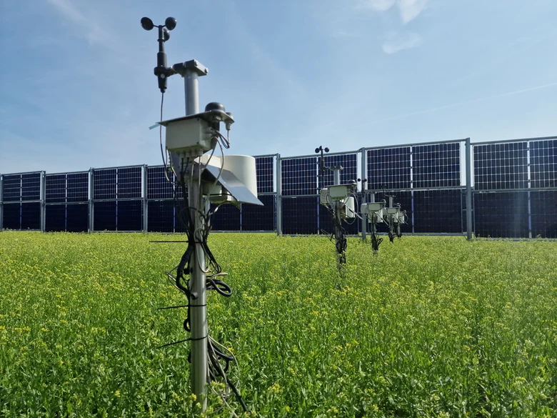 Agri-PV Anlage mit Wetterstation im Vordergrund auf dem Feld