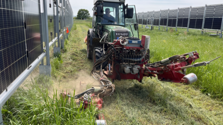 Agri-PV Anlage mit Trakor bei Grünschnittpflege