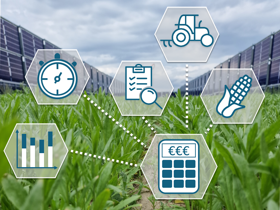 Agri-PV Anlage im Hintergrund mit Symbolen im Vordergrund wie Taschenrechner, Traktor, Maiskolben, Diagramm