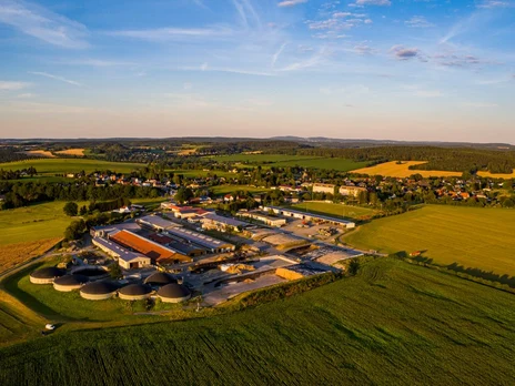 Luftbild einer Biogasanlage bei Sonnenuntergang