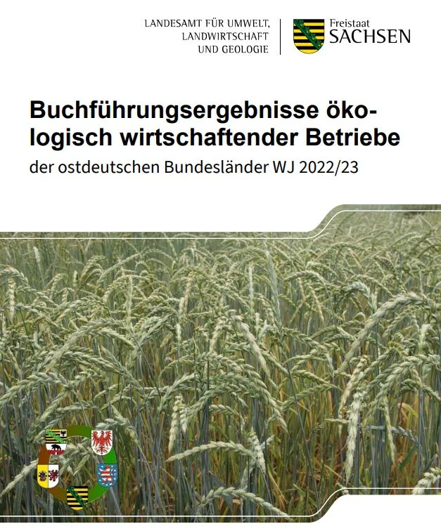 Das Deckblatt der Broschüre zeigt das Logo des LfULG, den Broschürentitel und das Foto (Getreideähren). Auf dem Bild befindet sich der Kranz mit den Wappen der teilnehmenden Bundesländer.