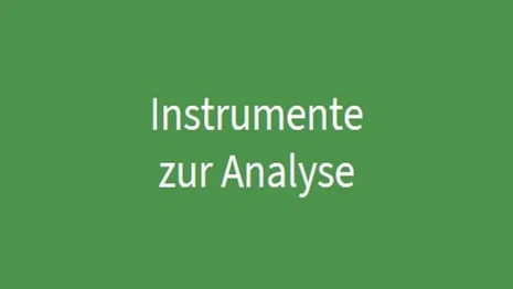 weiße Schrift auf grünem Grund