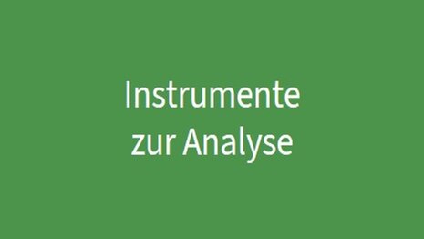 Instrumente zur Analyse weiße Schrift auf grünem Grund