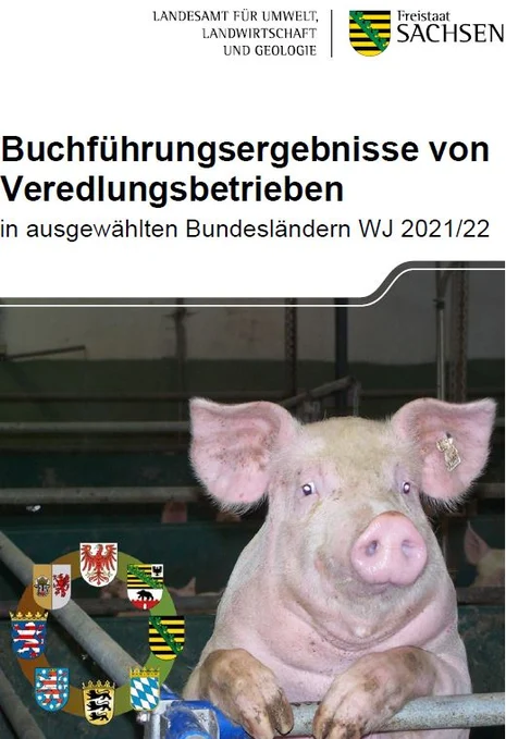Deckblatt der Broschüre mit dem Wappenkranz der teilnehmenden Bundesländer. Ein Schwein schaut über eine Gitterbox