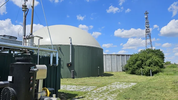 Biogasanlage mit BHKW, blauer Himmel im Hintergrund