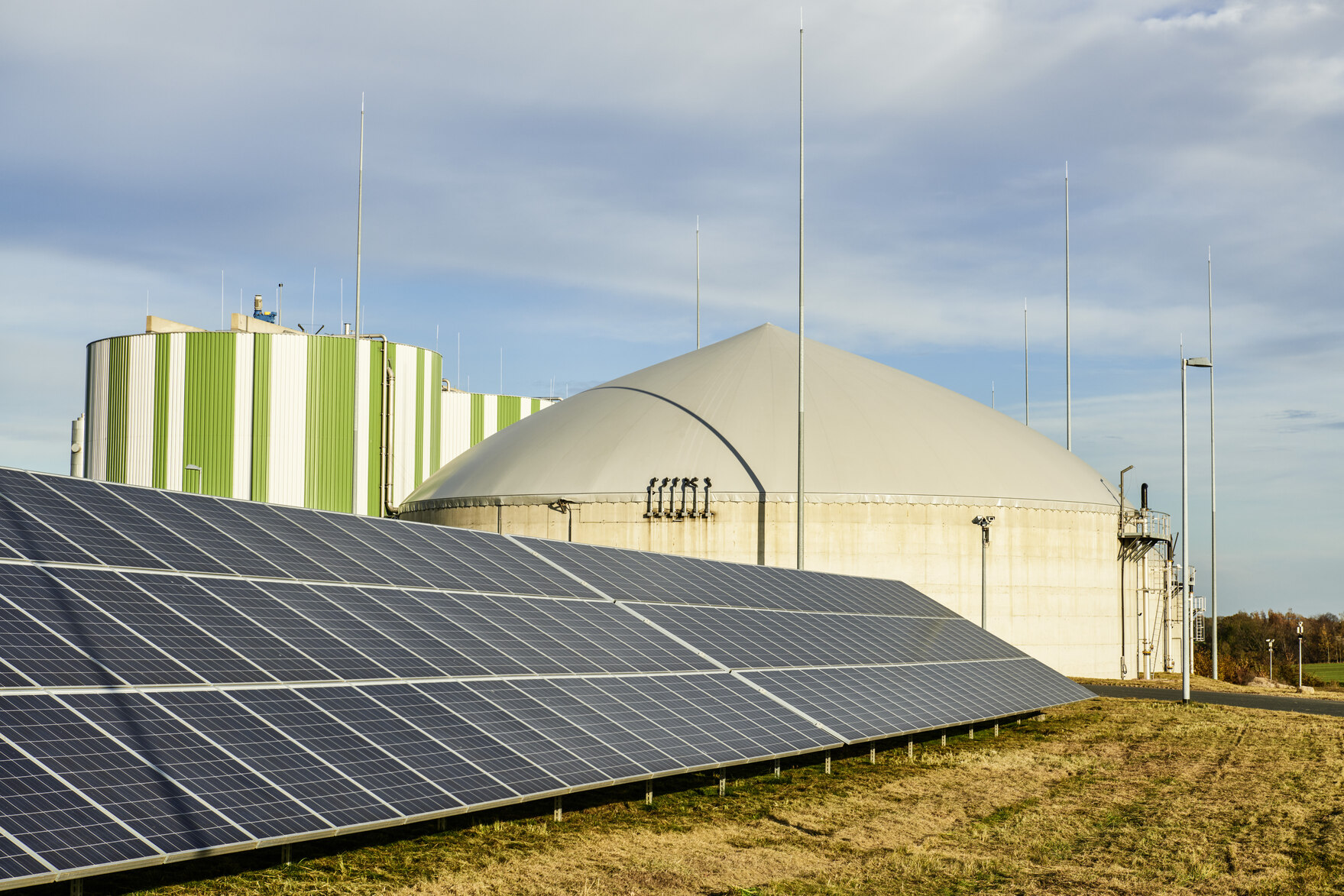 Biogasanlage mit PV-Modulen im Vordergrund