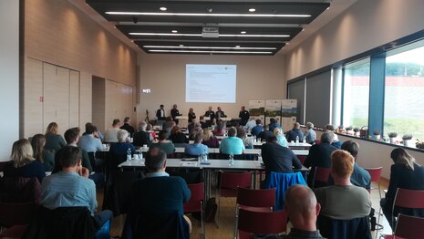 Saal mit Publikumsansicht von hinten mit Blick zur Bühne