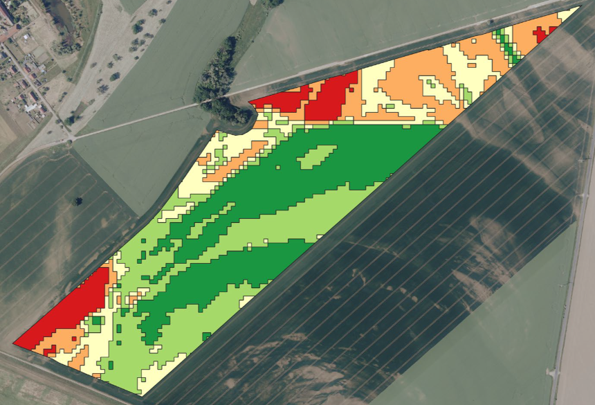 Luftbild mit Ertragspotentialkarte eines Ackerschlages. Verschiedene Ertragszonen sind farblich unterschiedlich dargestellt.