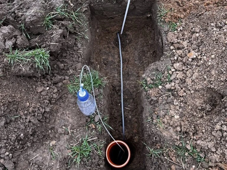 Bodengrube mit eingebauter Saugsonde und Sammelflasche für die Gewinnung von Sickerwasser