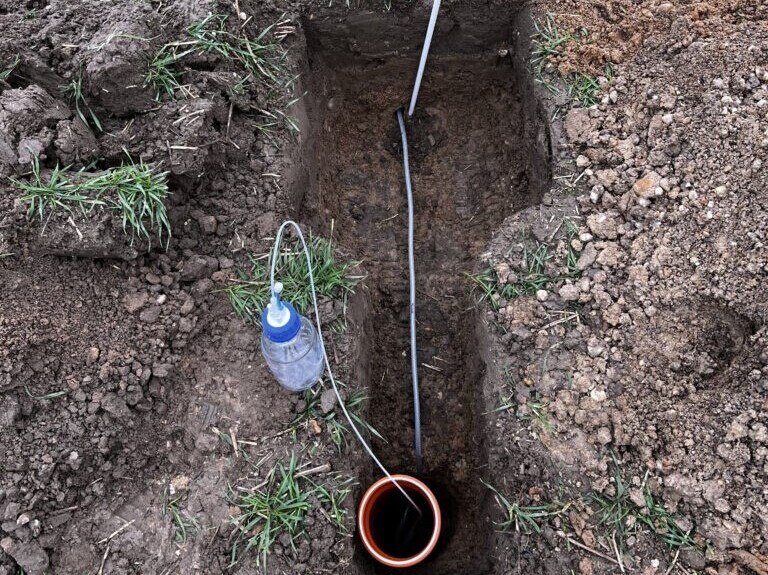 Bodengrube mit eingebauter Saugsonde und Sammelflasche für die Gewinnung von Sickerwasser