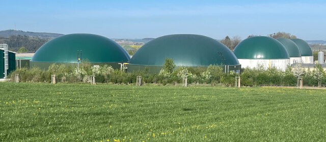 Biogasfermenter mit Wiese im Vordergrund