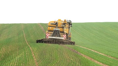 Gärrestausbringung auf Feld mit Schlitztechnik