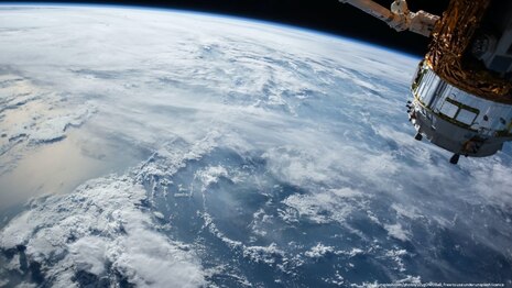 Erde aus dem Weltall mit Satellit