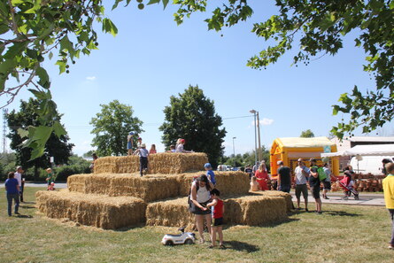 Strohhüpfburg für die kleinen Besucher.