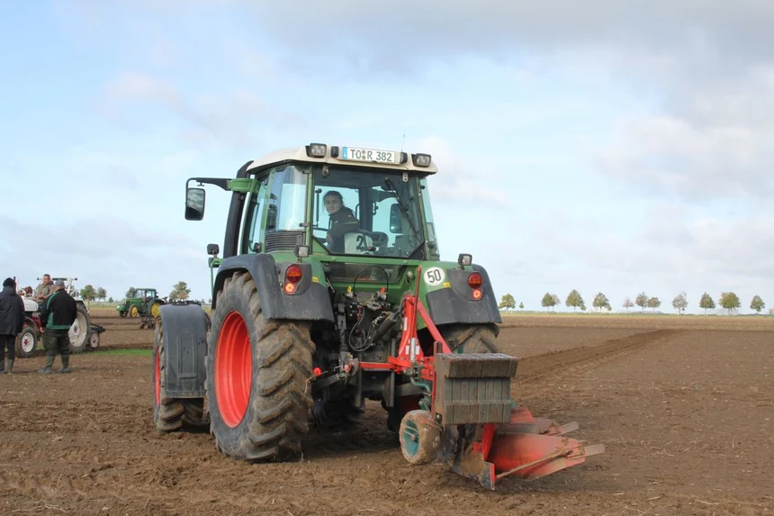 Landwirtazubinne beim Leistungspflügen