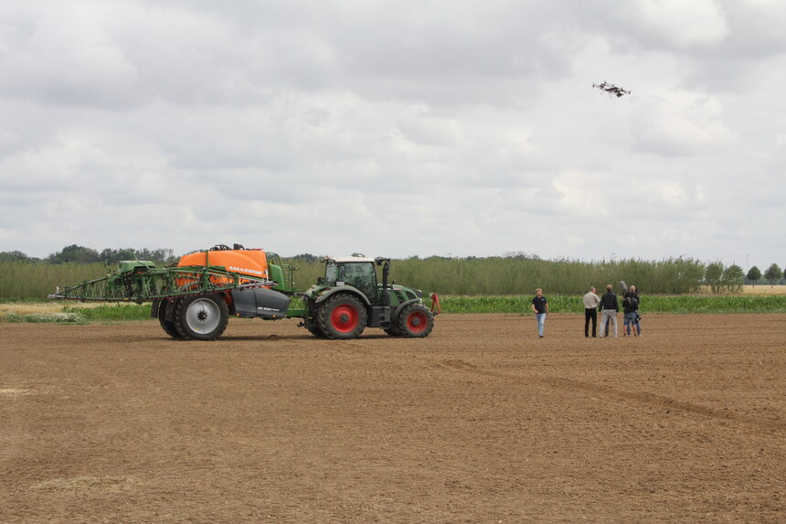 Traktor mit Pflanzenschutzspritze auf dem Feld