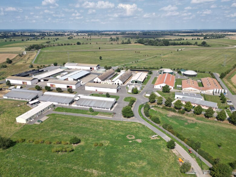 Luftbild LVG Koellitsch mit Kuhstall und Horizont