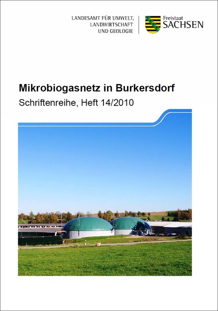 Biogasanlage mit 2 Fermentern und Stallgebäuden im Hintergrund