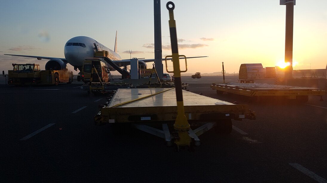 Rollfeld mit Flugzeug im Sonnenaufgang