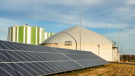 PV-Module und Biogasanlage