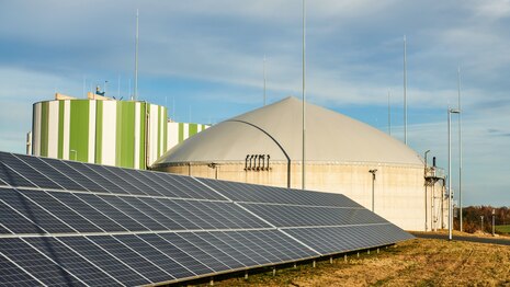PV-Module und Biogasanlage