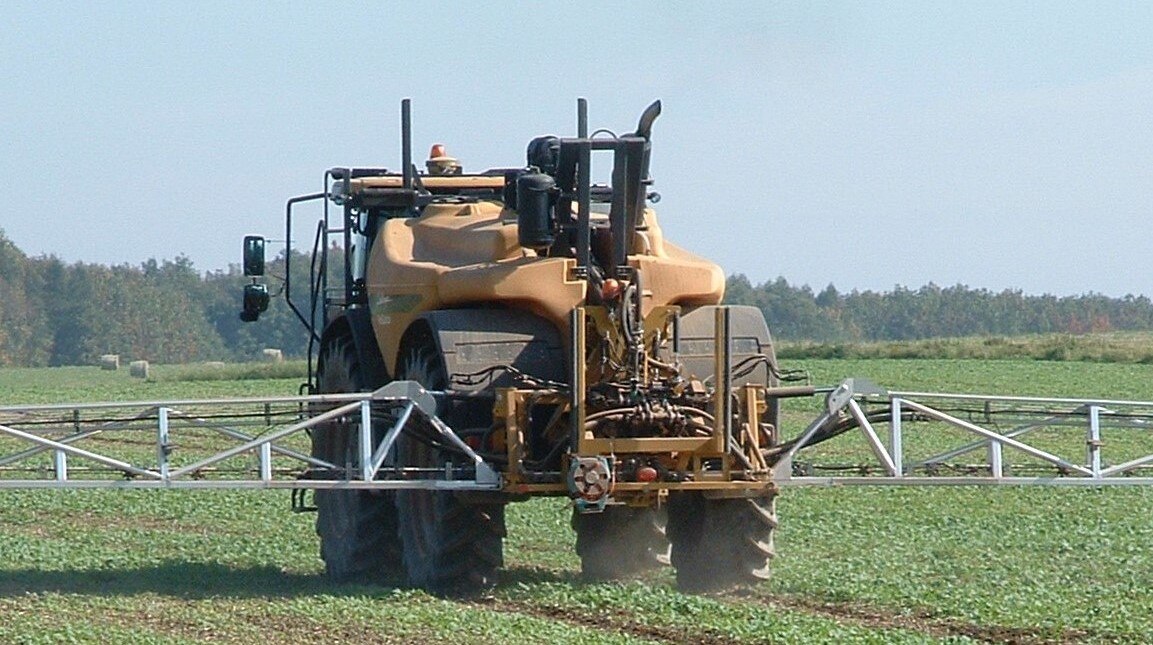 selbstfahrendes Pflanzenschutzgerät auf dem Feld