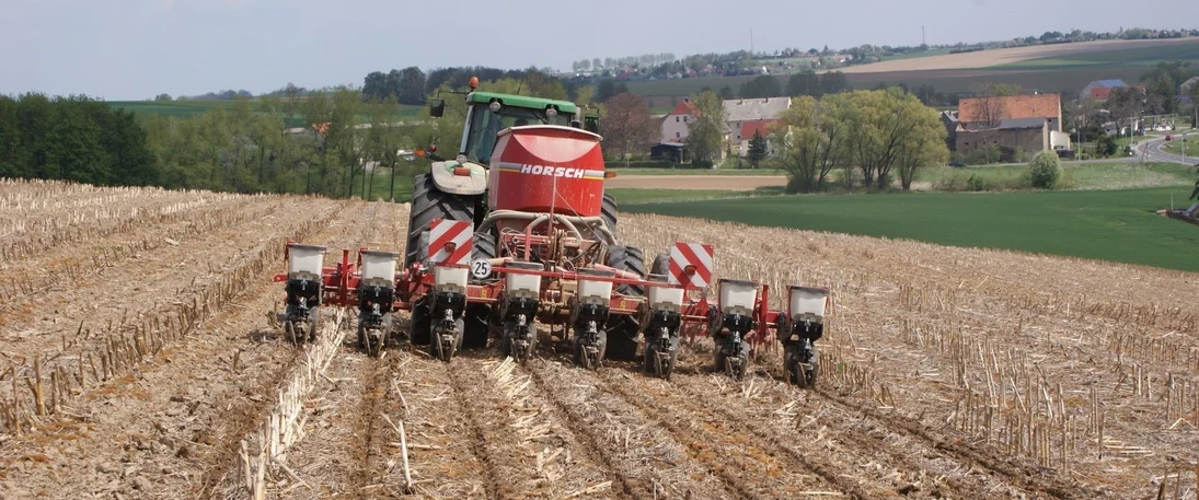 Traktor bei Direktsaat auf dem Acker