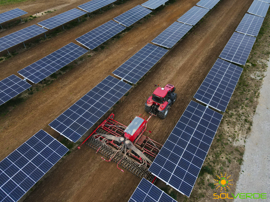 Agri-PV Anlage mit Traktor