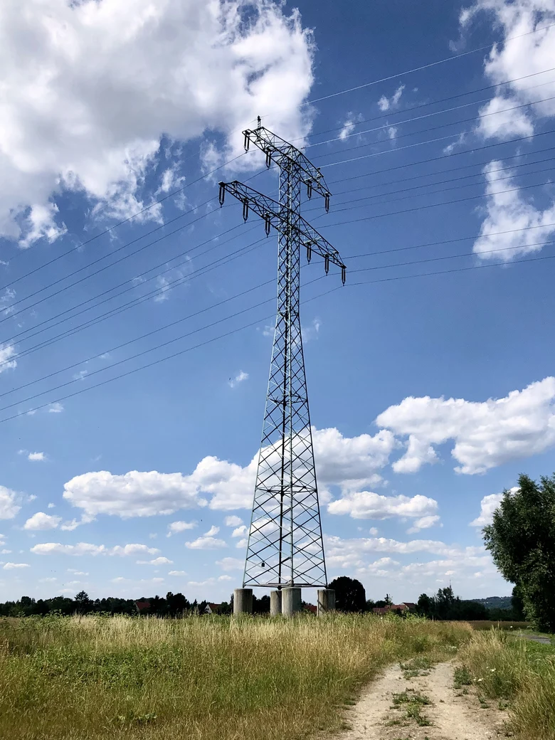 Strommast mit blauem Himmel im Hintergrund
