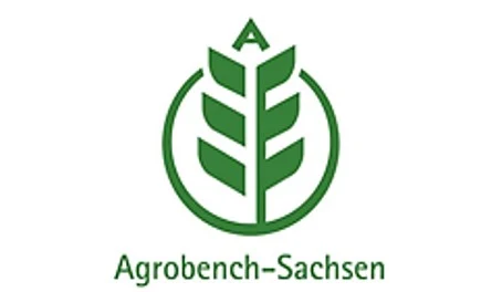grüne Schrift auf weißem Grund. Ein Kreis umschließt eine Ähre, die Spitze ist ein A