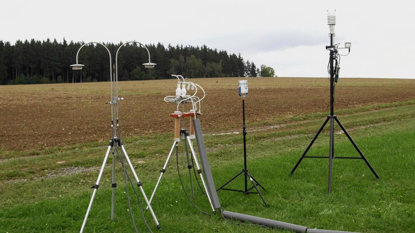 Messequipment für Bioaerosolimmissionsmessungen in 500 m Entfernung zur Stallan-lage (BfUL)