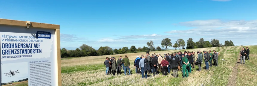  Menschengruppe beim Feldtag Agrardrohnen im Praxiseinsatz