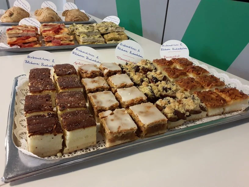 Verschiedene Brot- und Kuchenvariationen auf einem Tisch