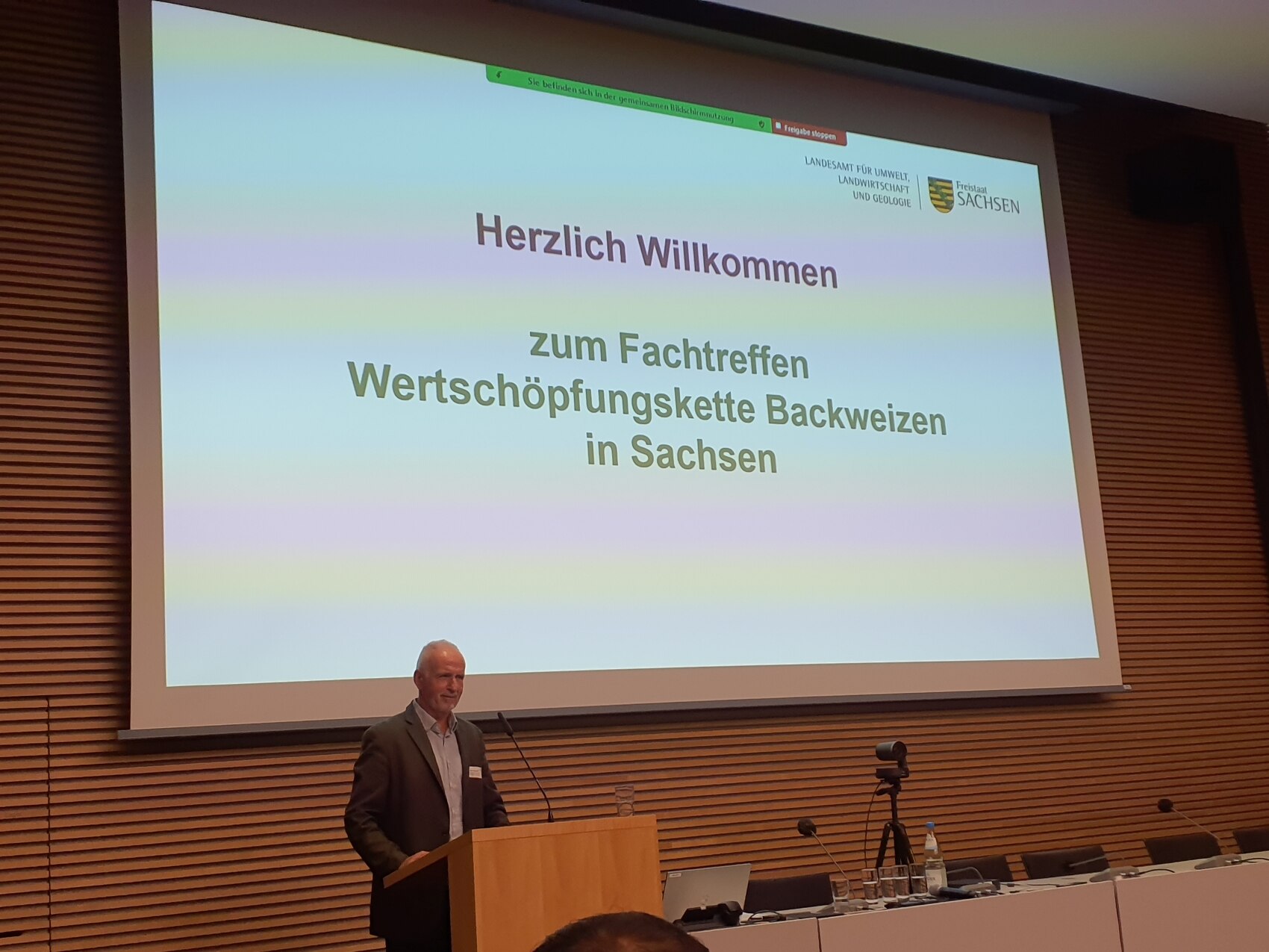 Dr. Marsch vom Sächsischen Landesamt für Umwelt, Landwirtschaft und Geologie begrüßt die Teilnehmenden