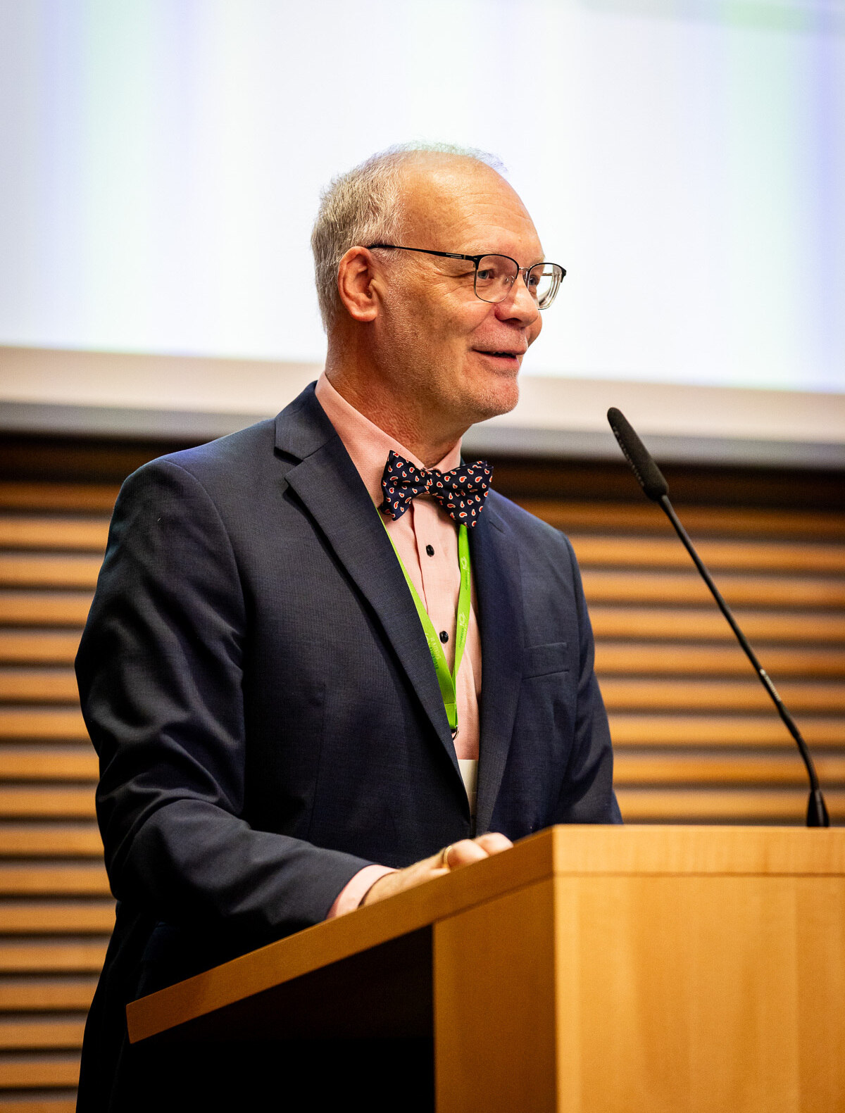 Das Bild zeigt den Vizepräsidenten des LfULG Dr. Falk Hohmann bei seiner Begrüßungsrede zum Forum Regionalvermarktung 2024.