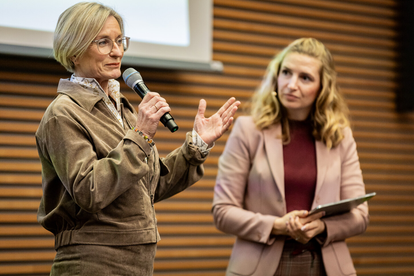 Das Bild zeigt Frau Gößl (LfULG) mit einem Mikrophon auf der Bühne des Forum Regionalvermarktung 2024.