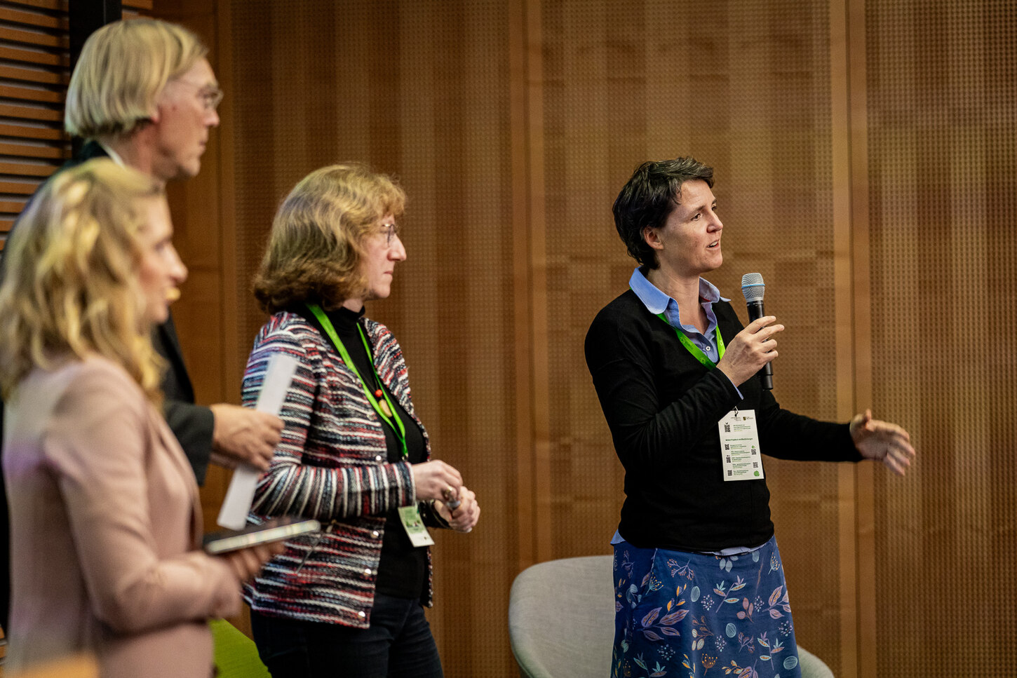 Das Bild zeigt Frau Mehner, Herrn Kuschnig, Frau Weber und Frau Mühle auf der Bühne des Forum Regionalvermarktung 2024.