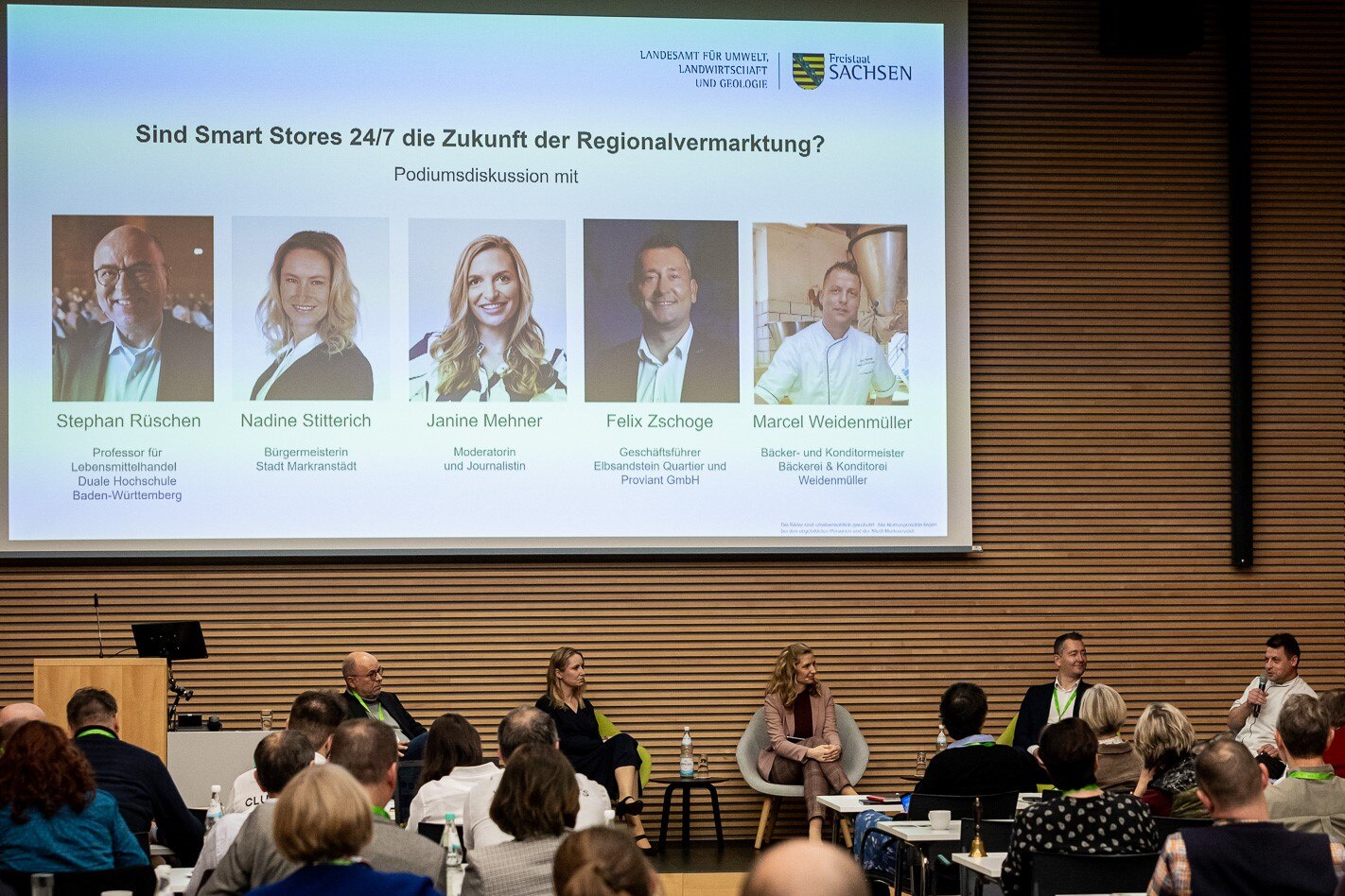 Das Bild zeigt die Teilnehmenden bei der Podiumsdiskussion zum Forum Regionalvermarktung 2024