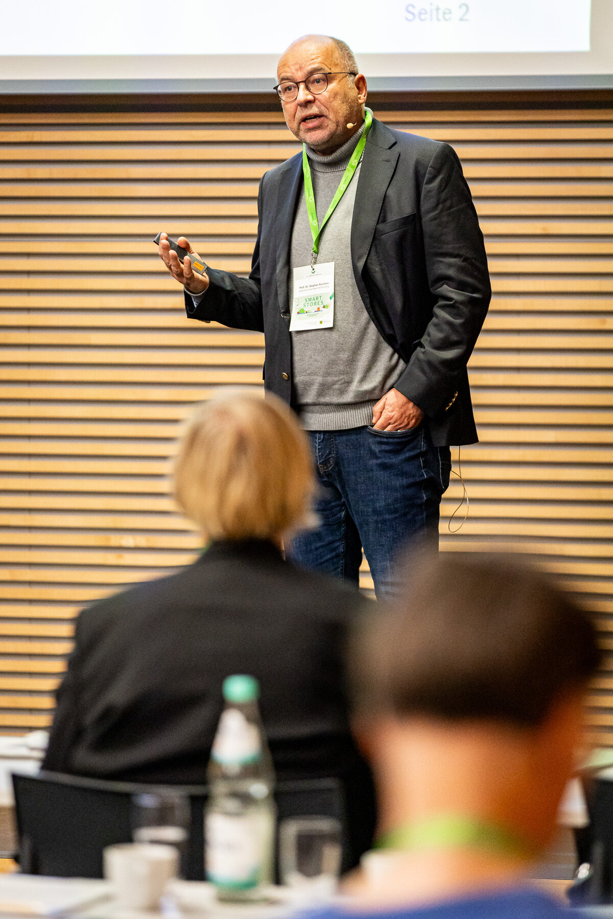 Das Bild zeigt Prof. Dr. Stephan Rüschen bei seinem Vortrag zum Forum Regionalvermarktung 2024.