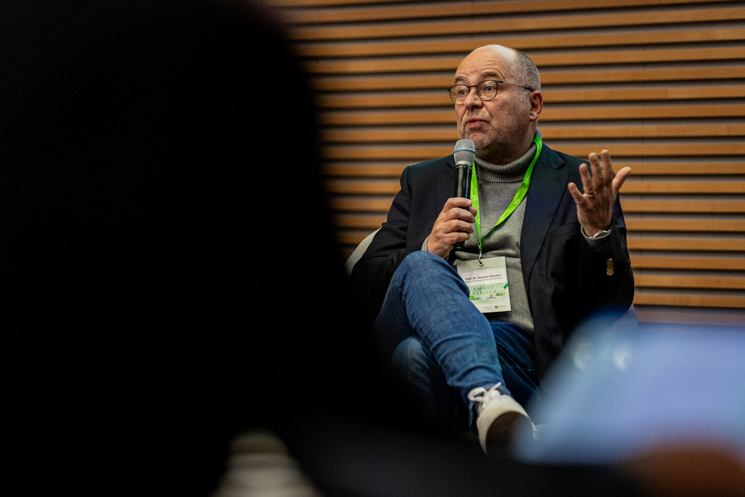 Prof. Dr. Stephan Rüschen beantwortet Fragen im Rahmen der Podiumsdiskussion des Forum Regionalvermarktung 2024.