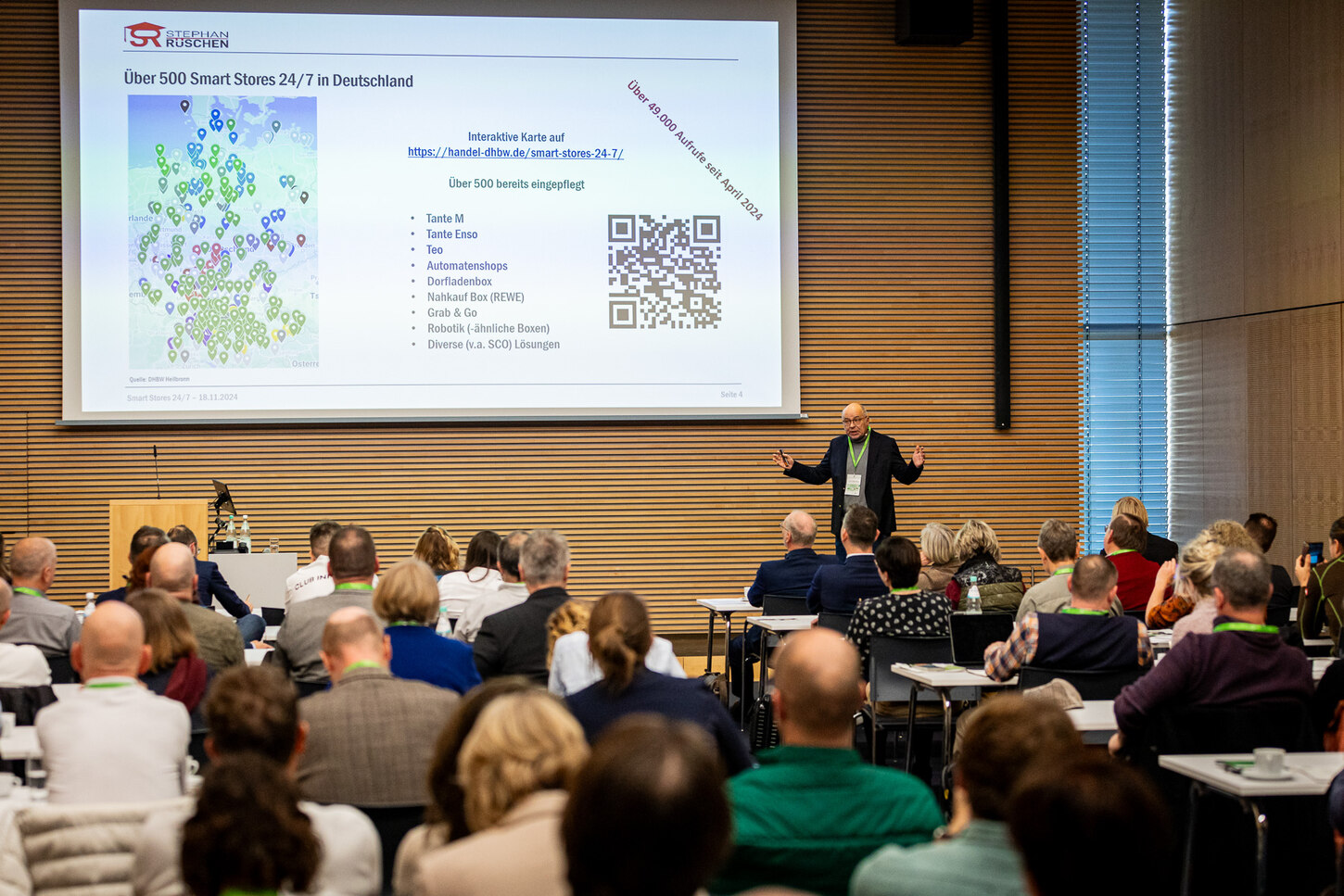 Prof. Dr. Stephan Rüschen während seines Vortrages auf der Bühne des Forum Regionalvermarktung 2024.