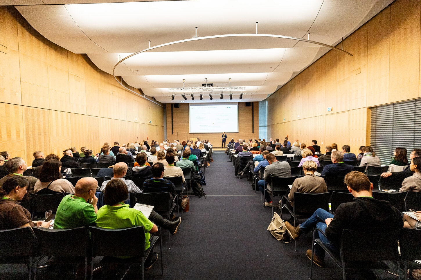 Das Bild zeigt den gefüllten Veranstaltungssaal zum Forum Regionalvermarktung 2024