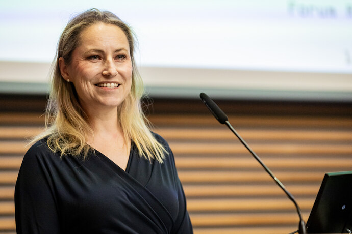 Das Bild zeigt Frau Nadine Stitterich bei ihrem Vortrag zum Forum Regionalvermarktung 2024.